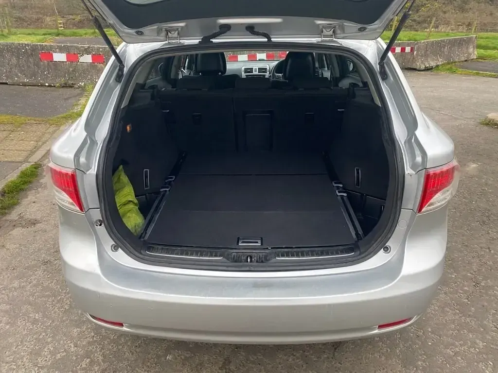 Gebraucht Toyota Avensis 147 PS (108 kW) 2010 Silber Kombi
