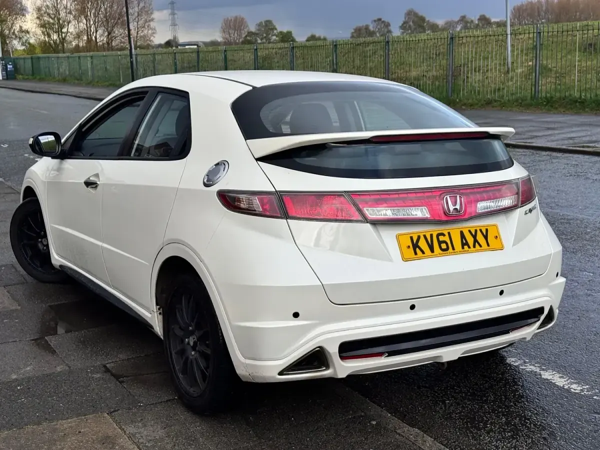Used Honda Civic 140 HP (102 kW) 2011 White Hatchback