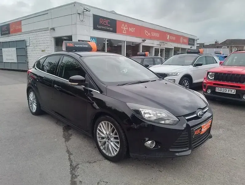 Begagnad Ford Focus Zetec 2013 Svart Halvkombi
