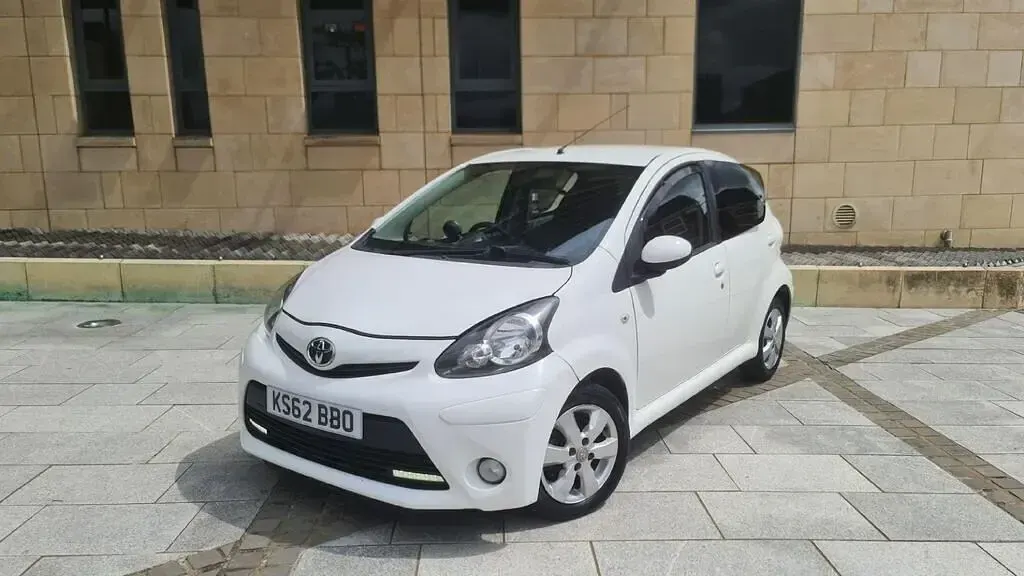 Used Toyota Aygo 68 HP (50 kW) 2013 White Hatchback