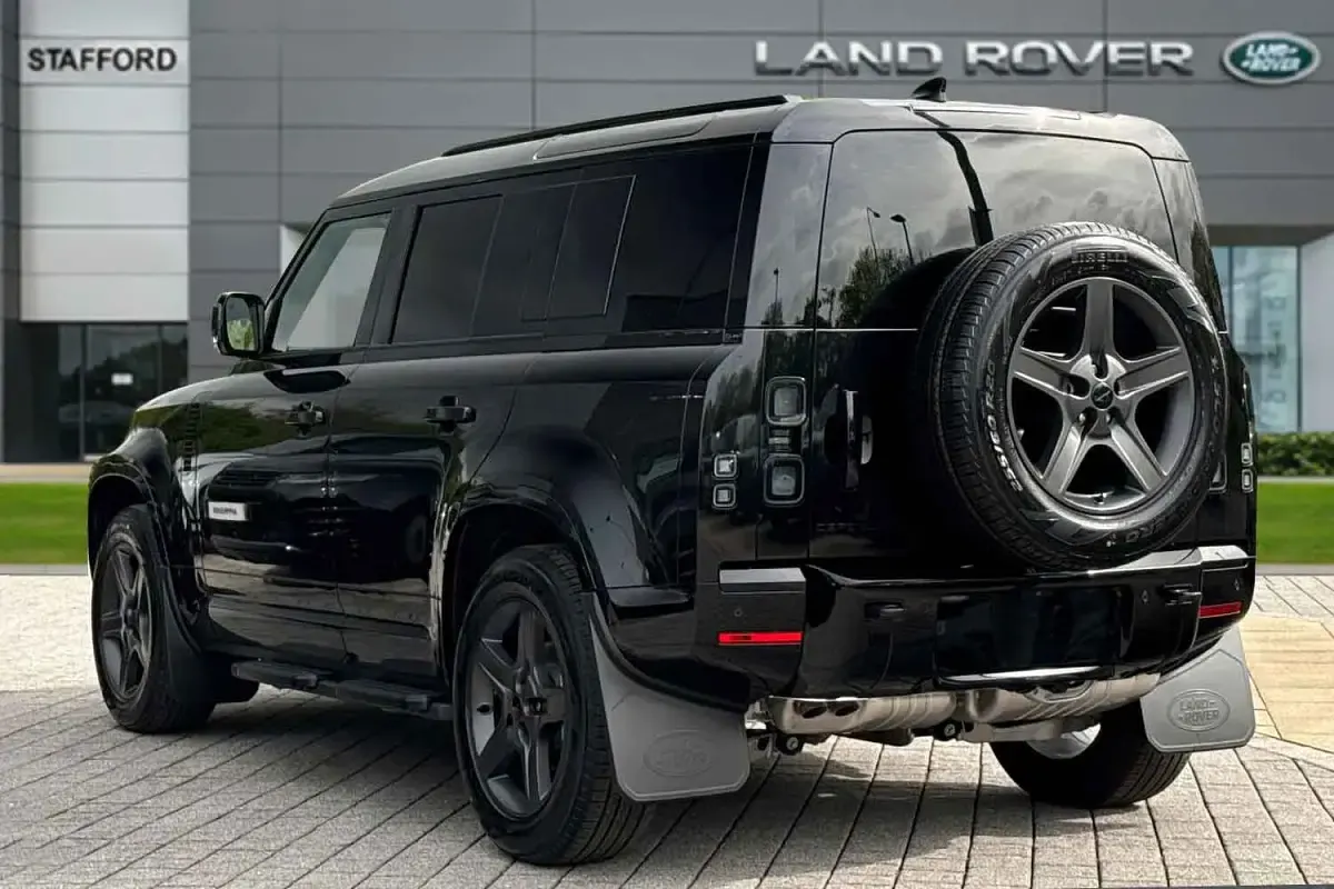 New Land Rover Defender SE Dynamic 2026 Black SUV
