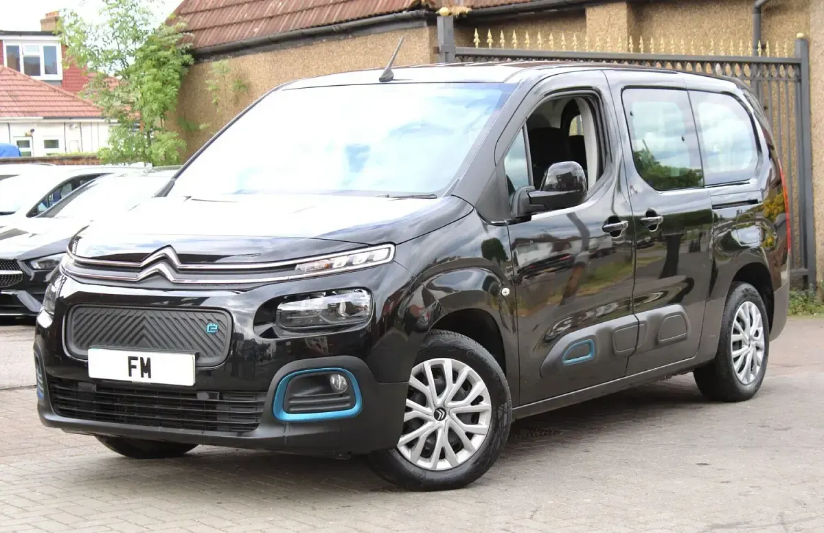 Begagnad Citroën e-Berlingo Feel 100 kW (136 HK) 2023 Svart Minibuss