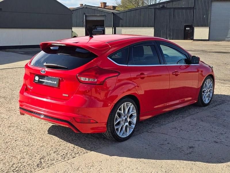 Used Ford Focus Zetec 125 HP (91 kW) 2015 Red Hatchback