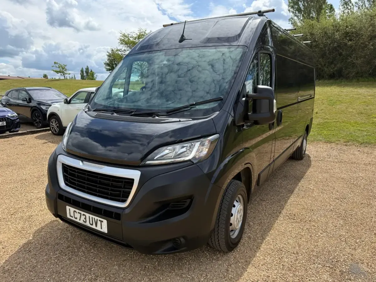 Usado Peugeot Boxer Premium 140 CV (102 kW) 2023 Gris Van