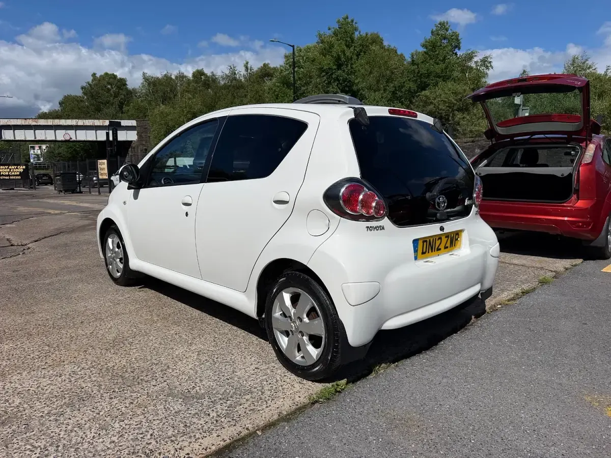 Used Toyota Aygo 68 HP (50 kW) 2012 White Hatchback