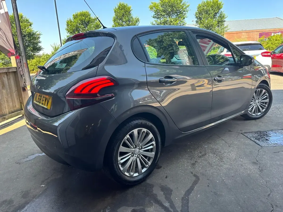 Used Peugeot 208 Signature Sky 2018 Grey Hatchback