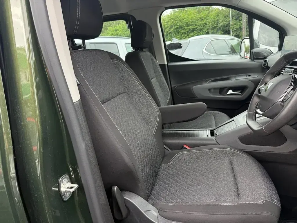 Used Peugeot e-Rifter Allure 100 kW (136 HP) 2025 Green MPV