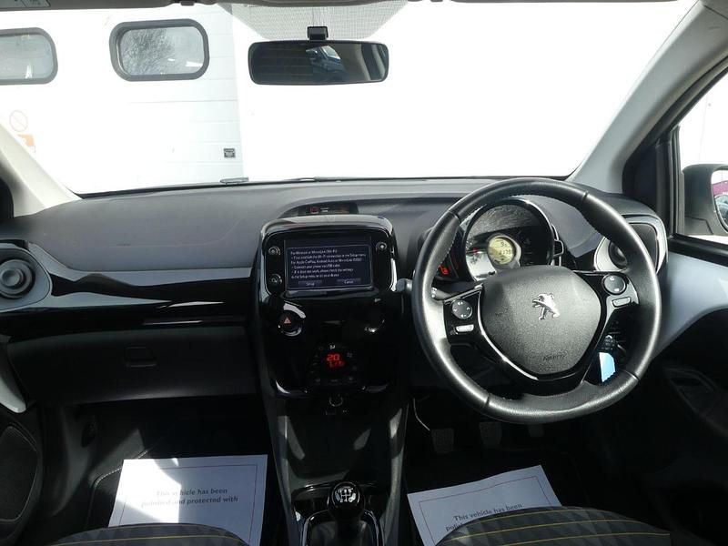 Used Peugeot 108 Collection 71 HP (52 kW) 2021 White Hatchback