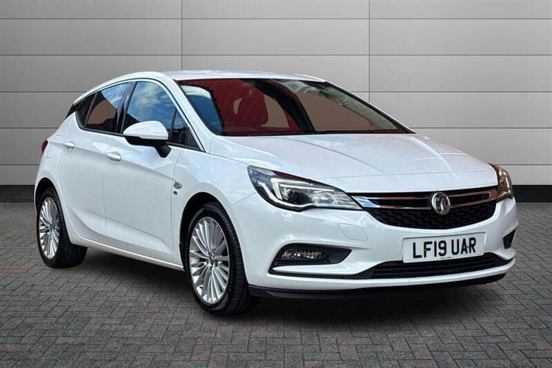 Summit white Used 2019 Vauxhall Astra Elite Hatchback | £8,195 (Fair price) - Image 1/4