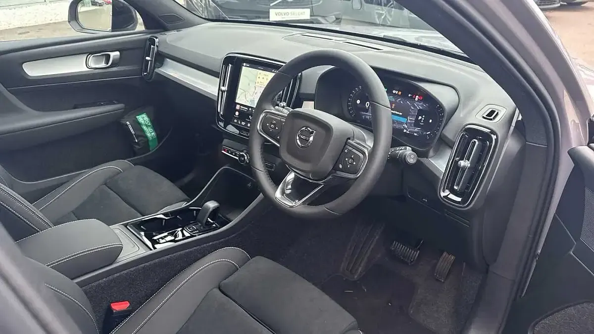 New Volvo XC40 Plus 2025 Silver SUV