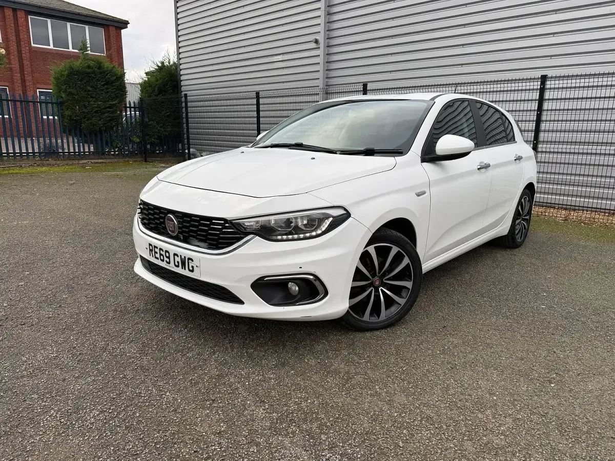 Begagnad Fiat Tipo Lounge 120 HK (88 kW) 2019 Vit Halvkombi