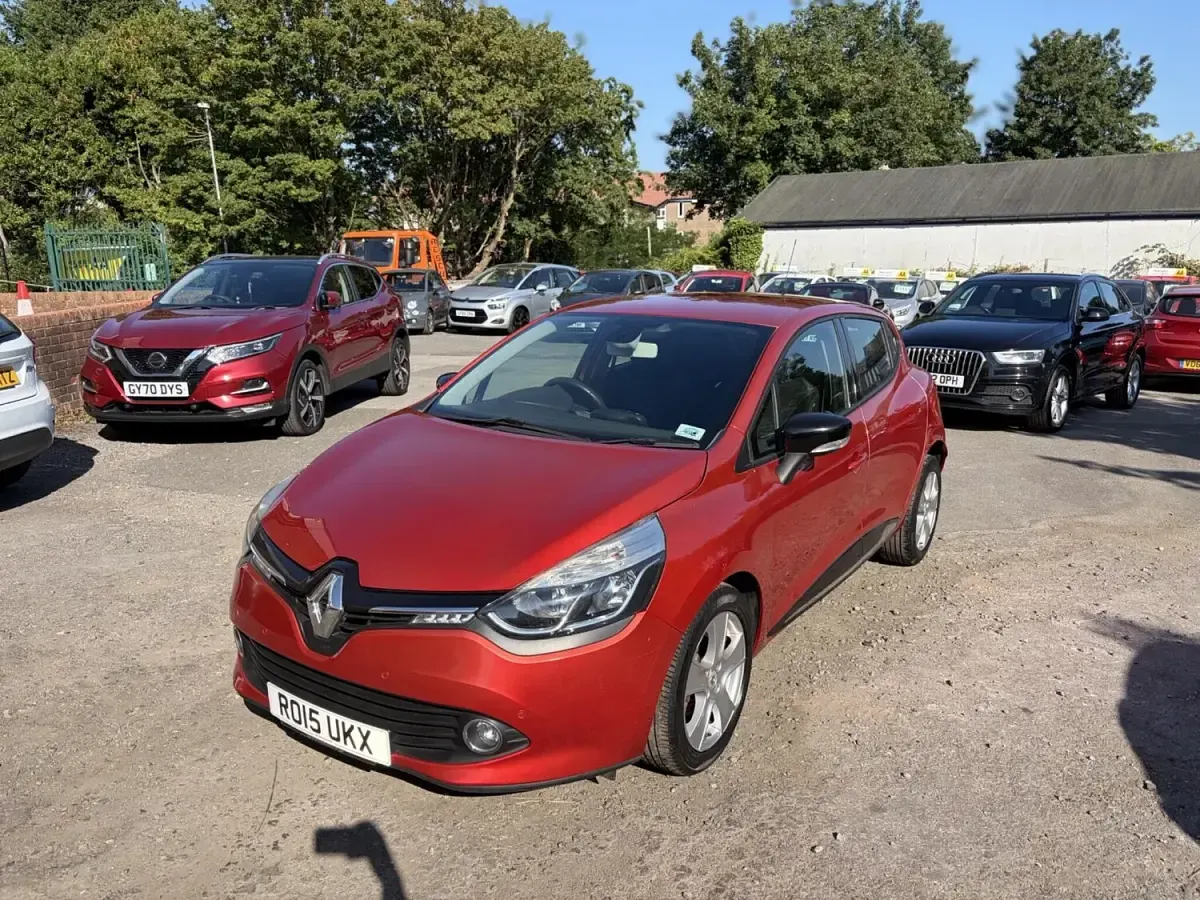 Used Renault Clio Dynamique 90 HP (66 kW) 2015 Red Hatchback