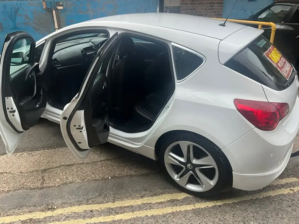 Used Vauxhall Astra Edition 2015 White Hatchback