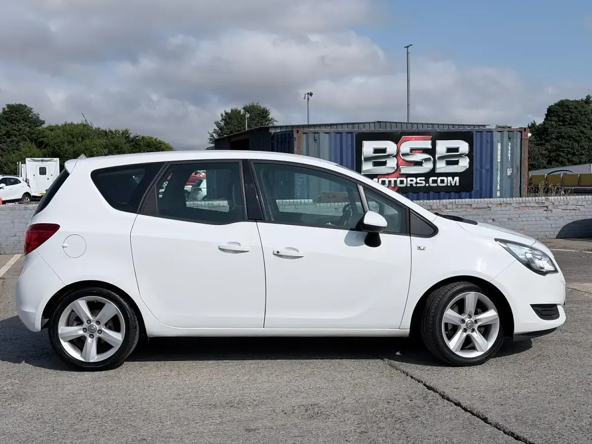 Used Vauxhall Meriva 100 HP (73 kW) 2015 White MPV