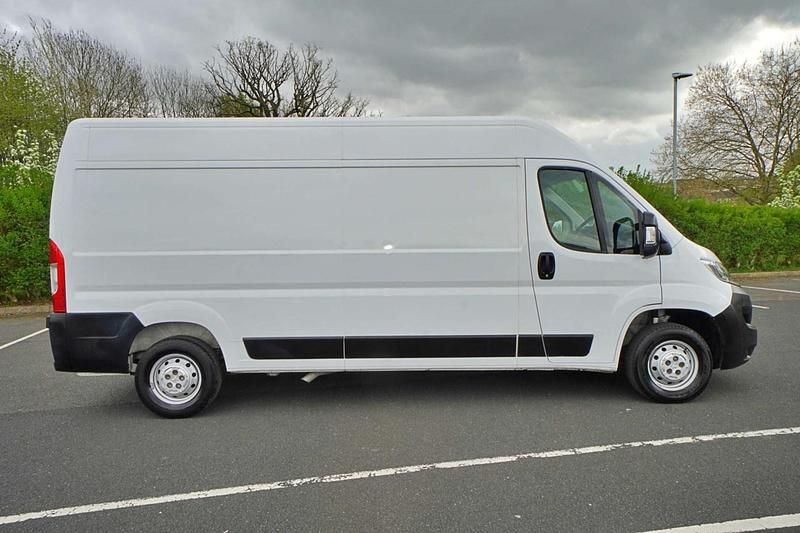 Second-hand Vauxhall Movano 2023 Alb
