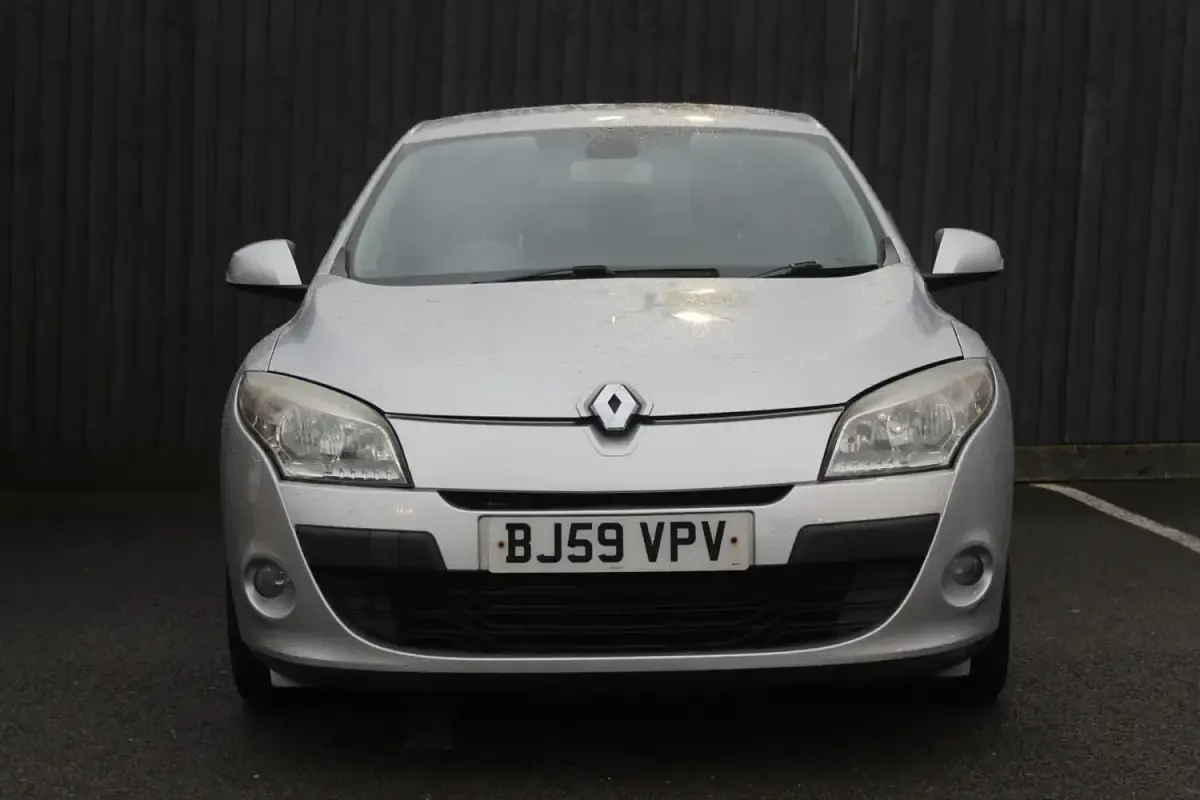 Usado Renault Mégane Dynamique 110 HP (80 kW) 2009 Prateado Citadino