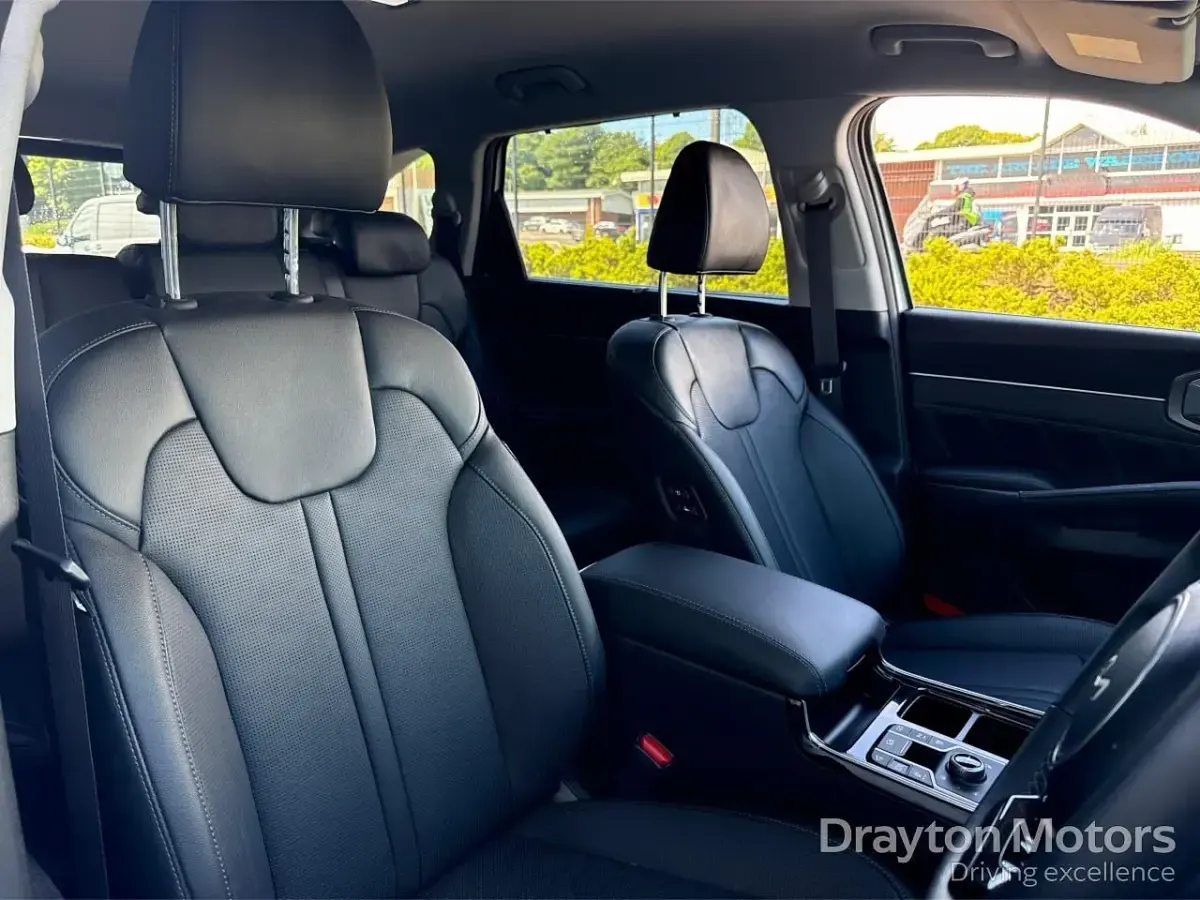 Used Kia Sorento 2025 White SUV