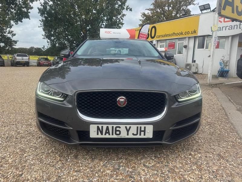 Begagnad Jaguar XE Portfolio 180 HK (132 kW) 2016 Grå Sedan