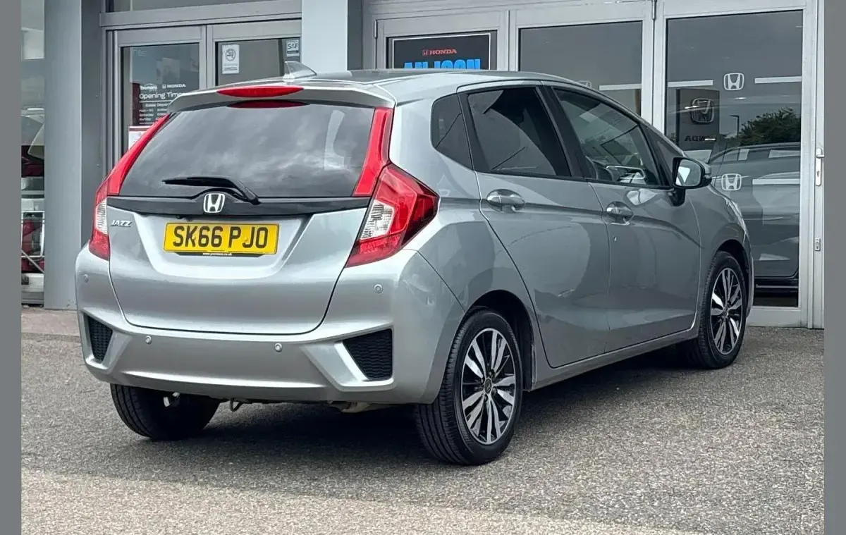Begagnad Honda Jazz EX 102 HK (75 kW) 2016 Silver Halvkombi