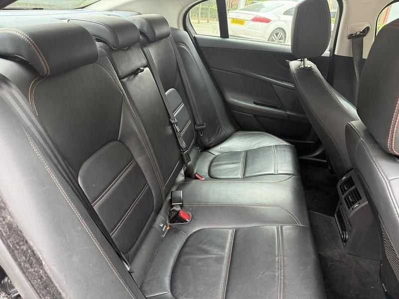 Usado Jaguar XE Prestige 180 HP (132 kW) 2017 Preto Sedan