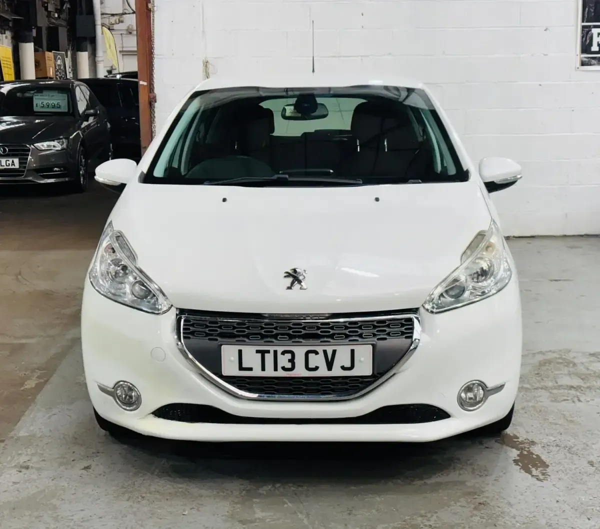 Used Peugeot 208 Allure 82 HP (60 kW) 2013 White Hatchback