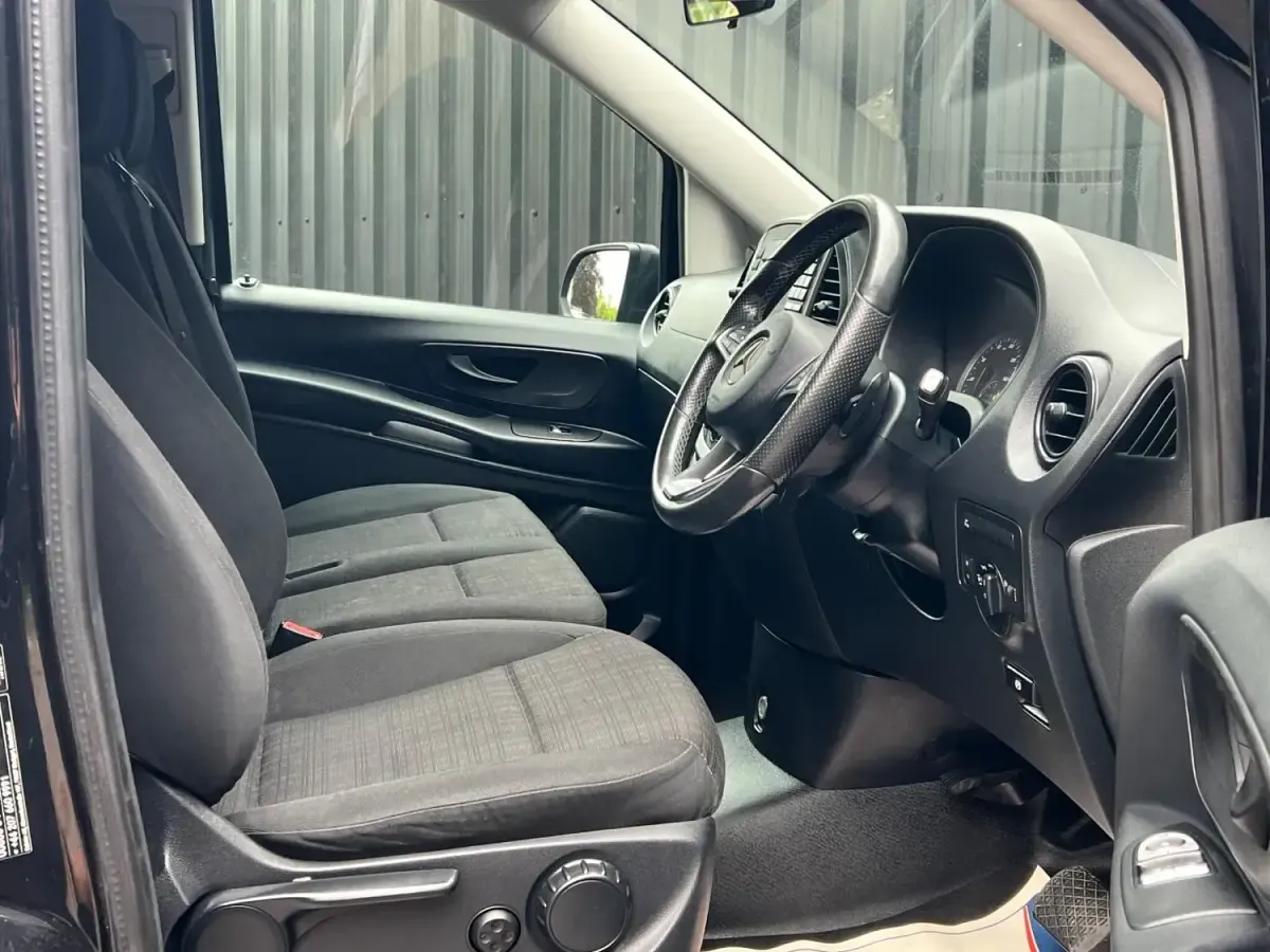 Begagnad Mercedes Vito Premium 2020 Svart Van