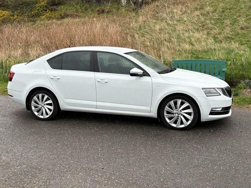 Used Skoda Octavia LAURIN & KLEMENT 150 HP (110 kW) 2017 White Hatchback