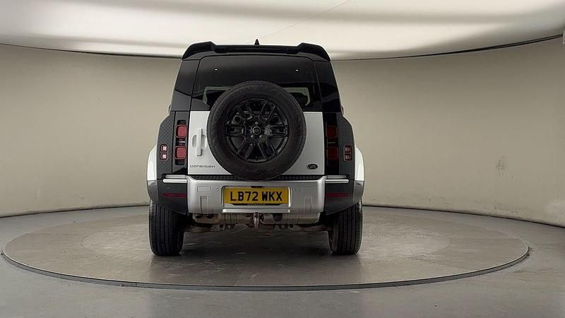 Used Land Rover Defender SE 250 HP (183 kW) 2022 Fuji white SUV