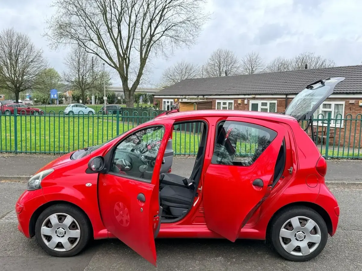 Usado Toyota Aygo 67 CV (49 kW) 2007 Rojo Utilitario