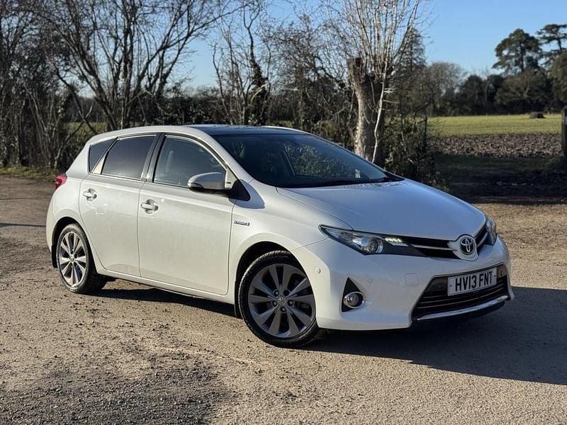 White Used 2013 Toyota Auris Hybrid Hatchback | £8,995 (Fair price) - Image 1/4