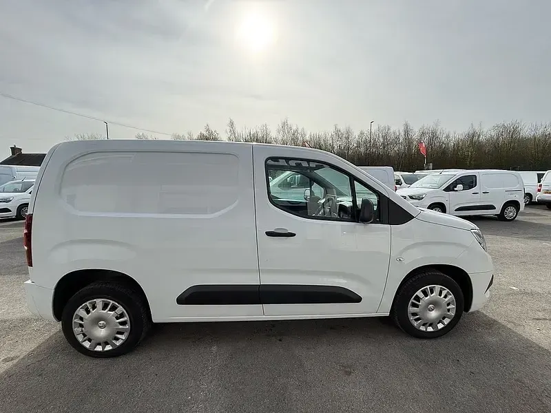 Used Vauxhall Combo Sportive 100 HP (73 kW) 2022 White MPV
