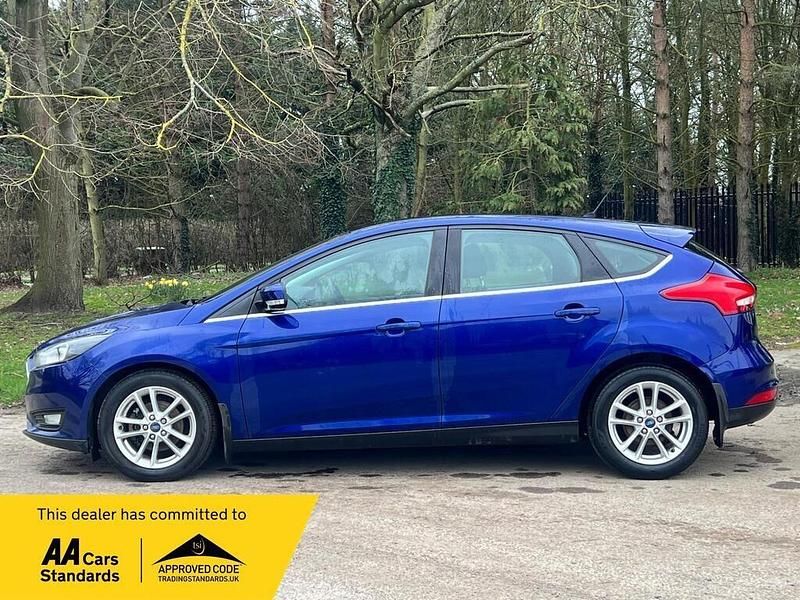 Used Ford Focus Zetec 125 HP (91 kW) 2016 Blue Hatchback