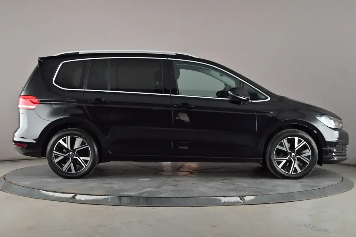 Used VW Touran SEL 150 HP (110 kW) 2022 Black MPV
