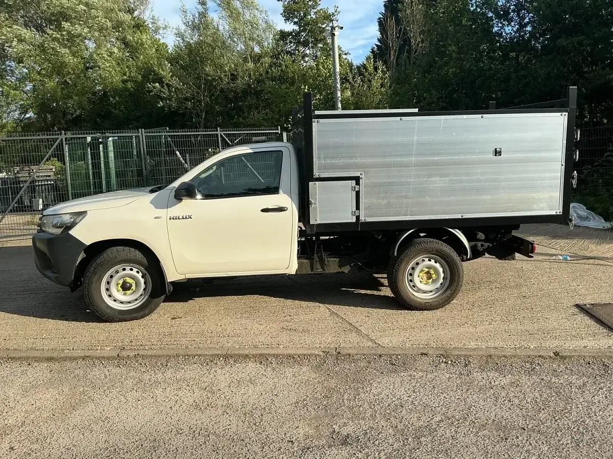 Used Toyota HiLux Active 150 HP (110 kW) 2020 White Pickup
