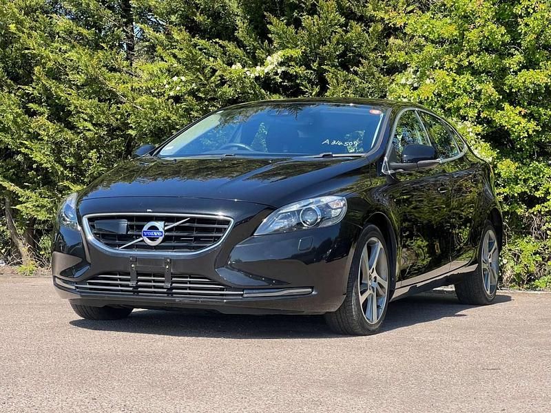 Begagnad Volvo V40 2016 Svart Halvkombi