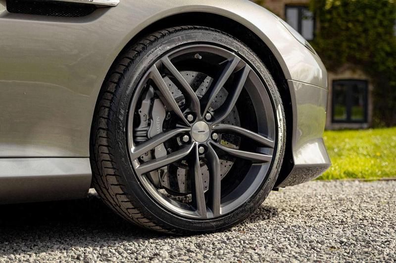 Begagnad Aston Martin DB9 2015 Silver Sportkupé