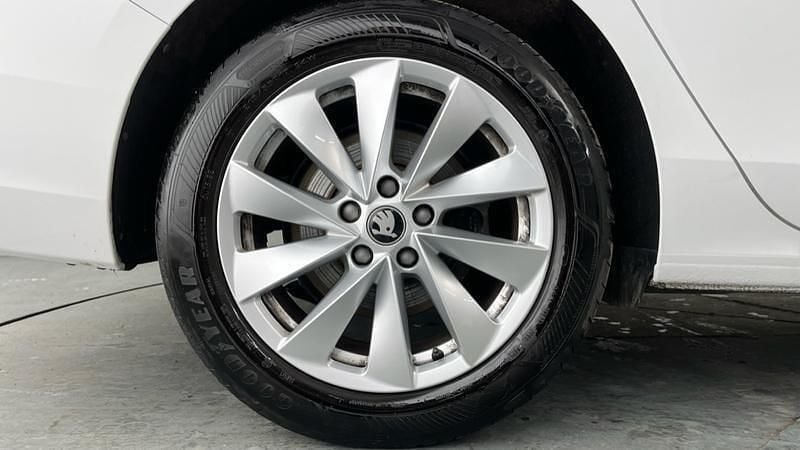 Used Skoda Superb SE Technology 150 HP (110 kW) 2025 White Estate