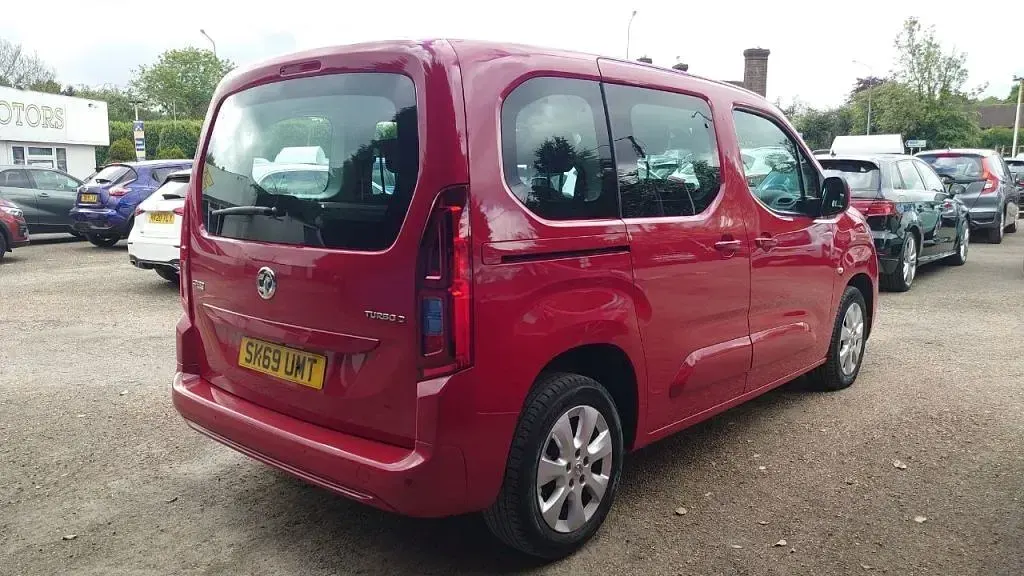Second-hand Vauxhall Combo S 130 CP (95 kW) 2019 Roșu Monovolum