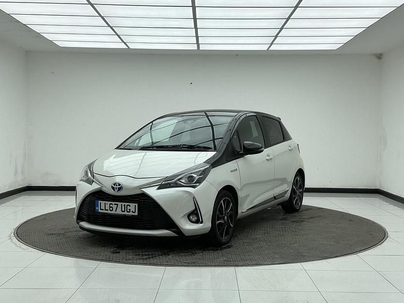 Used Toyota Yaris Hybrid 100 HP (73 kW) 2017 White/black Hatchback