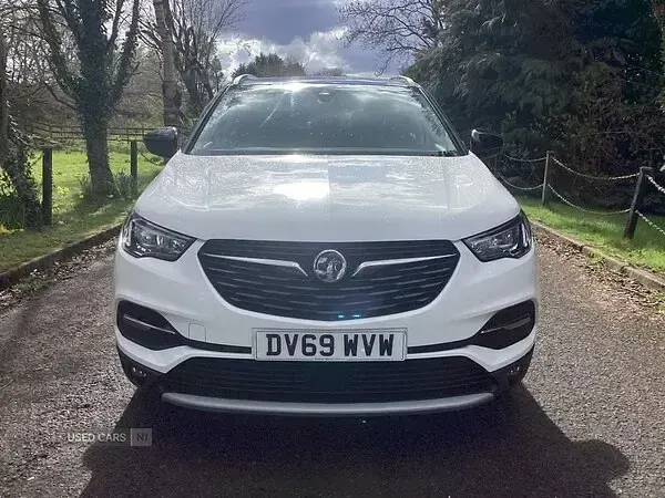 Used Vauxhall Grandland X Business Edition 130 HP (95 kW) 2019 White SUV