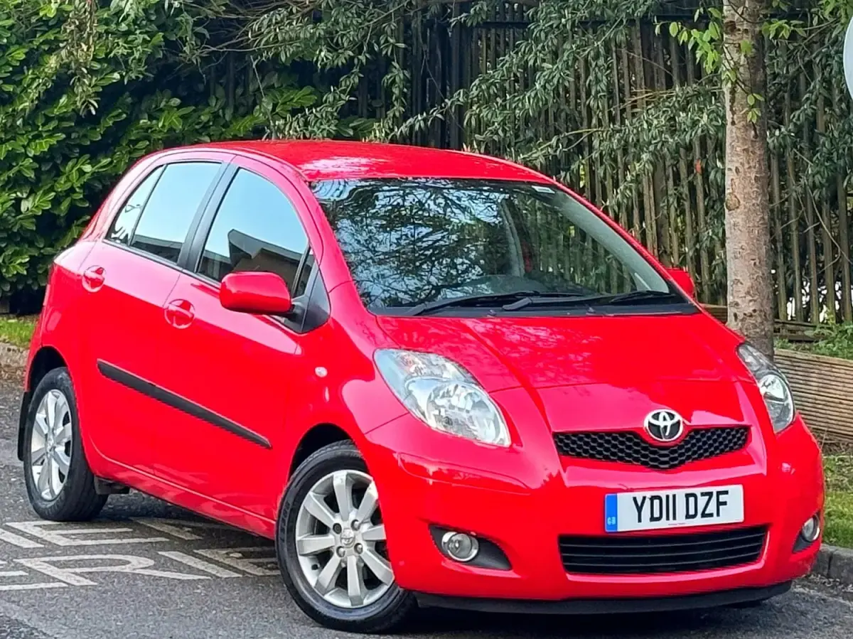 Begagnad Toyota Yaris 2011 Röd Halvkombi