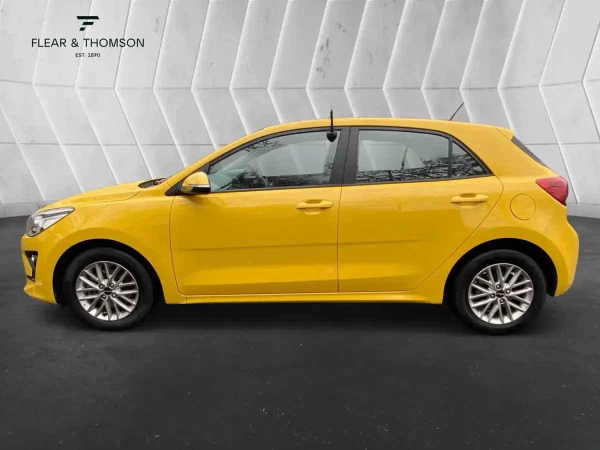 Usado Kia Rio 2023 Amarillo Utilitario