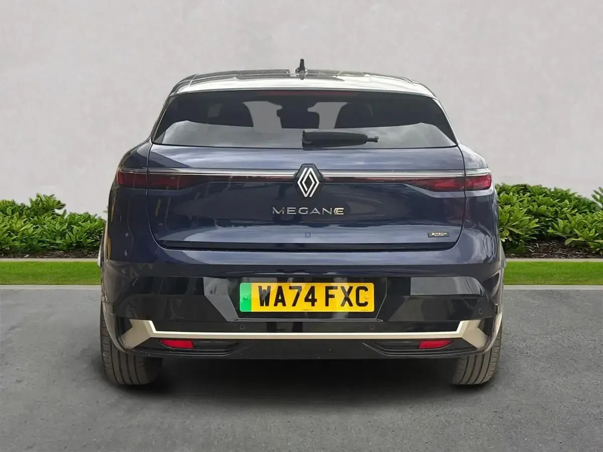 Begagnad Renault Megane E-Tech Iconic 161 kW (220 HK) 2024 Blå Halvkombi