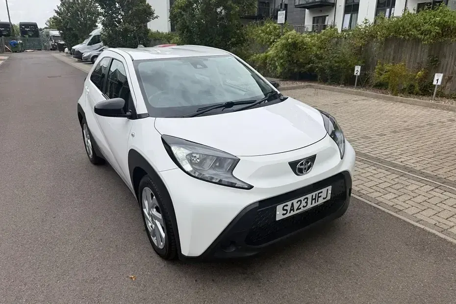 Used Toyota Aygo X PURE 72 HP (52 kW) 2023 White SUV