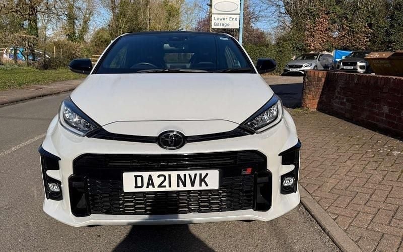 Used Toyota Yaris 272 HP (200 kW) 2021 White Hatchback