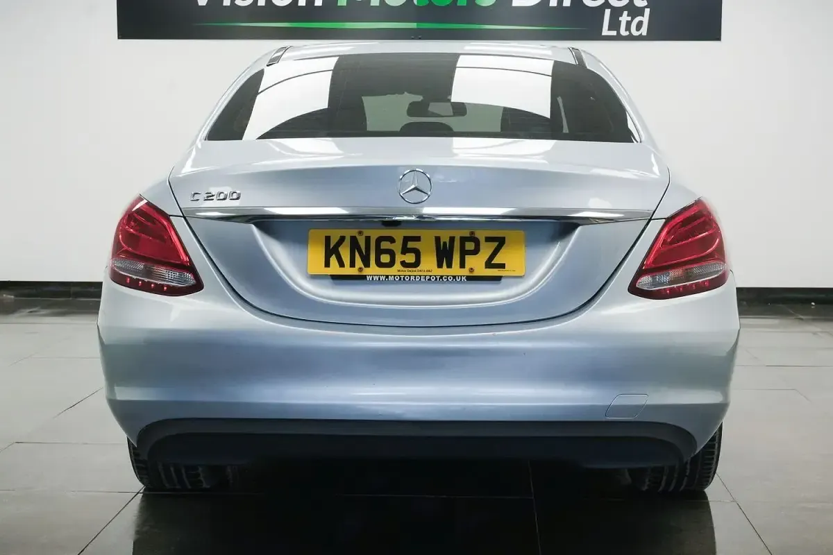 Usado Mercedes C200 SE 2015 Plateado Berlina