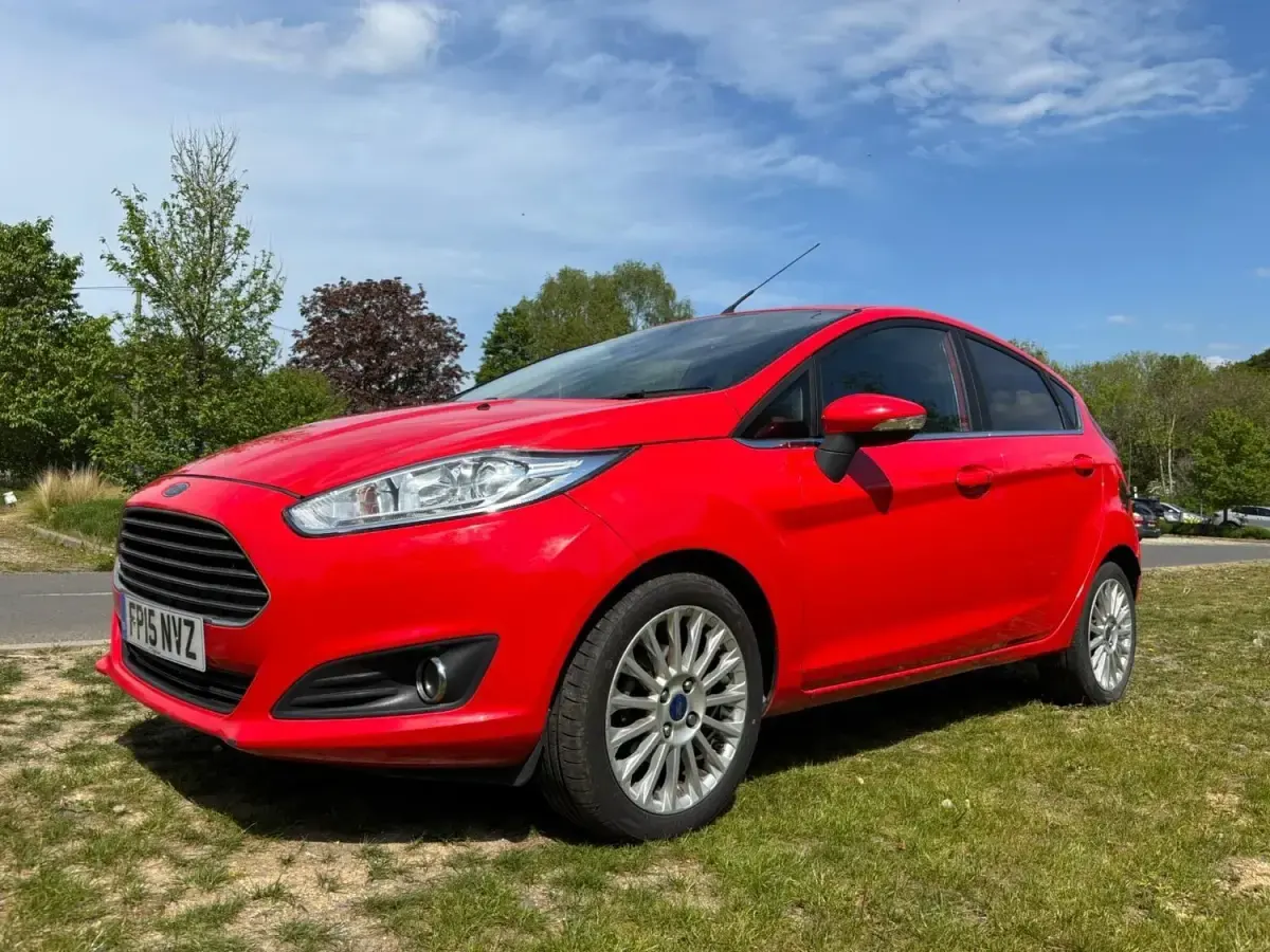 Begagnad Ford Fiesta Titanium 2015 Röd Halvkombi