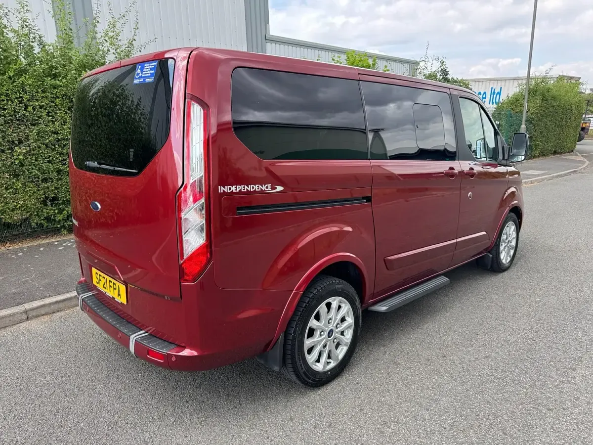 Used Ford Tourneo Custom Titanium 130 HP (95 kW) 2021 Red Van