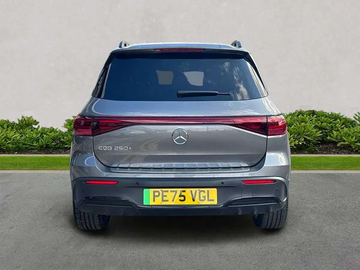 Usado Mercedes EQB250+ Urban 139 kW (190 HP) 2025 Cinzento SUV