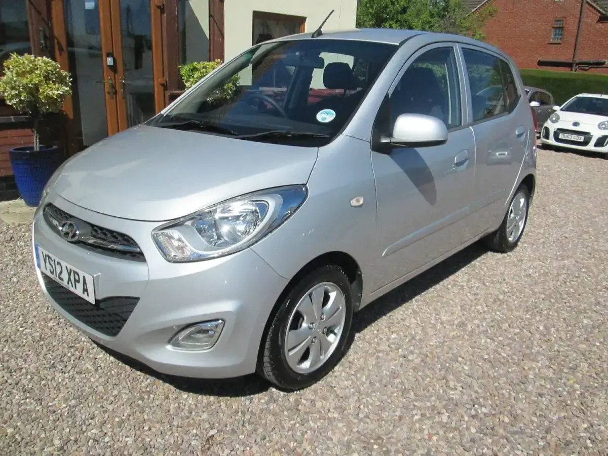 Usado Hyundai i10 Active 85 HP (62 kW) 2012 Prateado Citadino